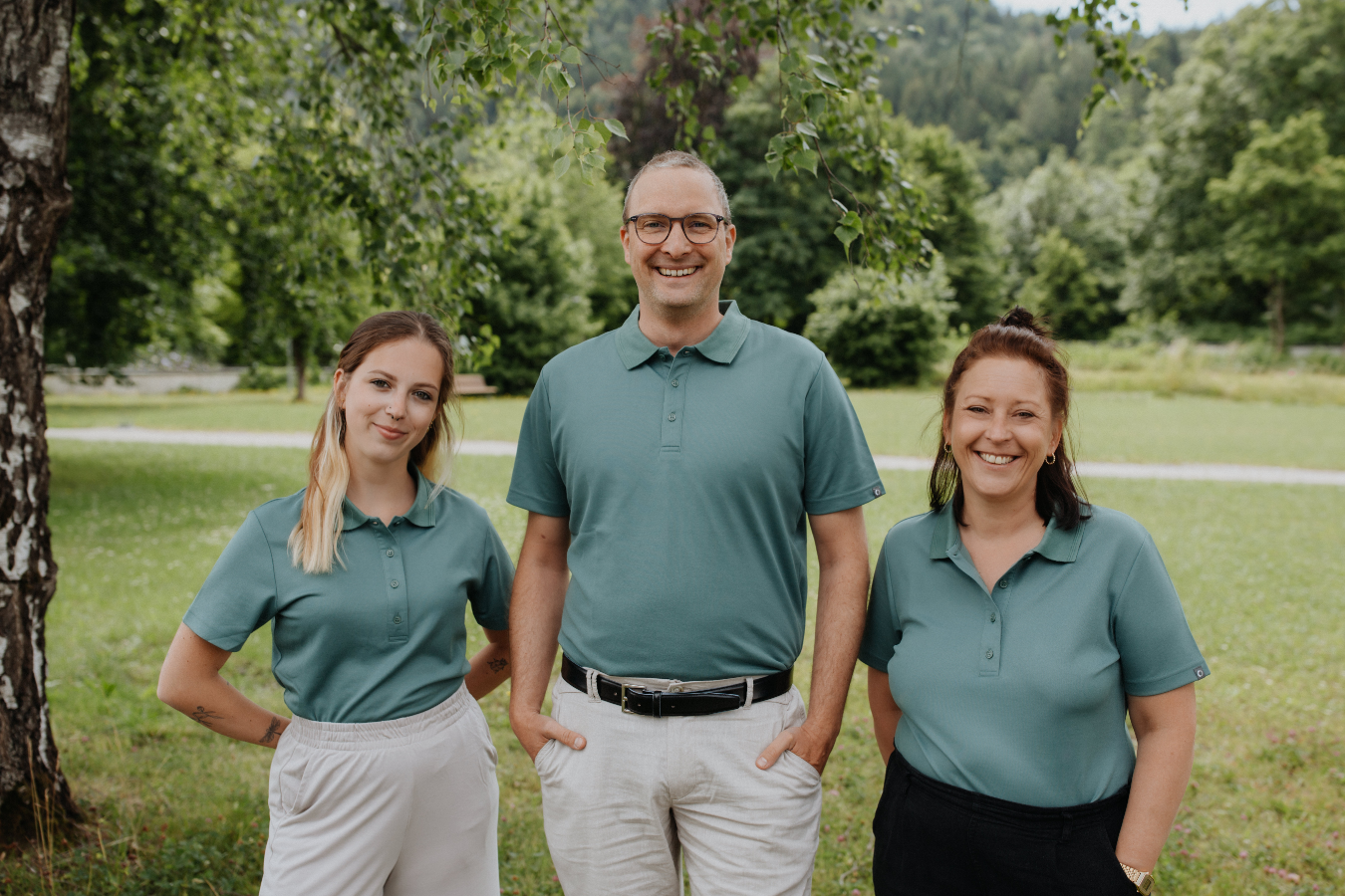 Das Team der Praxis Dr. med. univ. Lukas Leitner: Dr. med. univ. Lukas Leitner – Facharzt & Praxisleitung Susanne Kraft Sophia Henscher