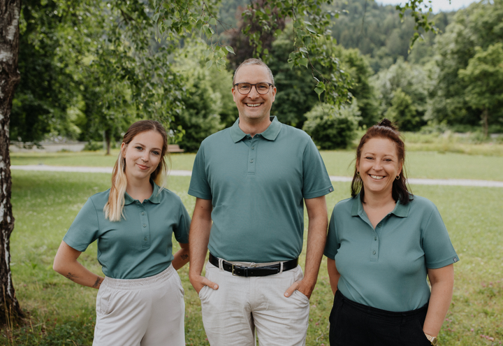 Das Team der Praxis Dr. med. univ. Lukas Leitner: Dr. med. univ. Lukas Leitner – Facharzt & Praxisleitung Susanne Kraft Sophia Henscher