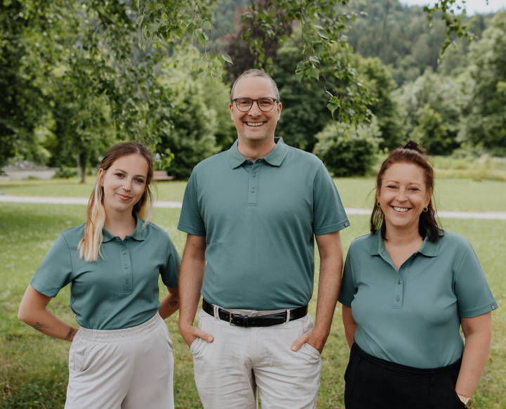 Das Team der Praxis Dr. med. univ. Lukas Leitner: Dr. med. univ. Lukas Leitner – Facharzt & Praxisleitung Susanne Kraft Sophia Henscher